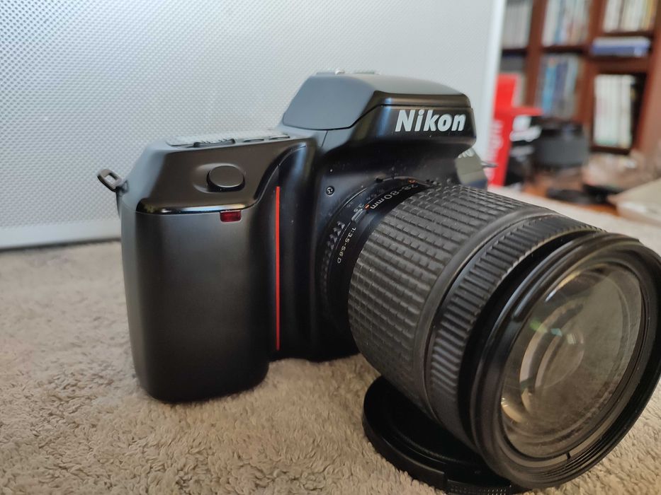 Nikon F70 z obiektywem AF Nikkor 28-80 f/3,5-5,6D.