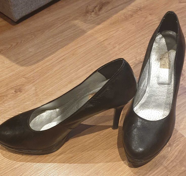 Czarne szpilki w rozmiarze 39