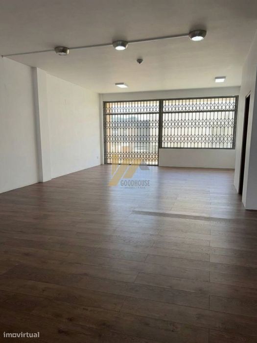 Loja de duas frentes com 85m2