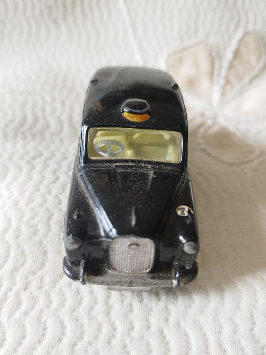 Corgi toys modelo 418 representando um táxi londrino Austin