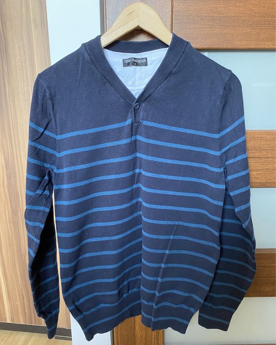 Granatowy sweter w paski