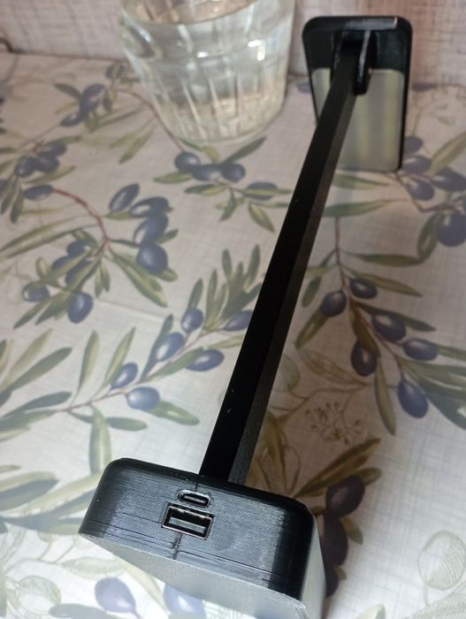 Настольный светильник с функцией павербанка