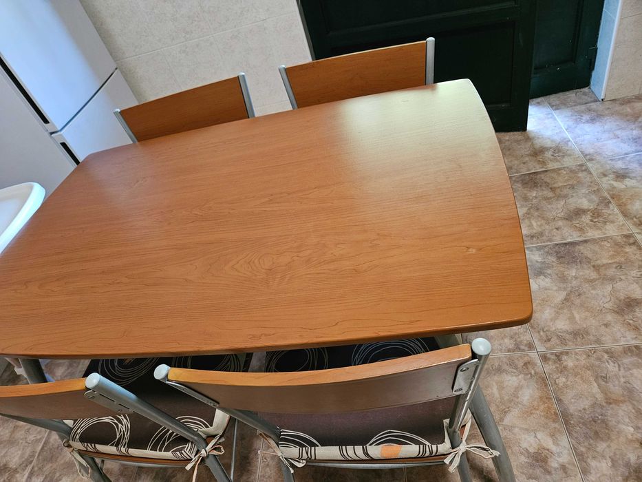 Mesa com 4 cadeiras