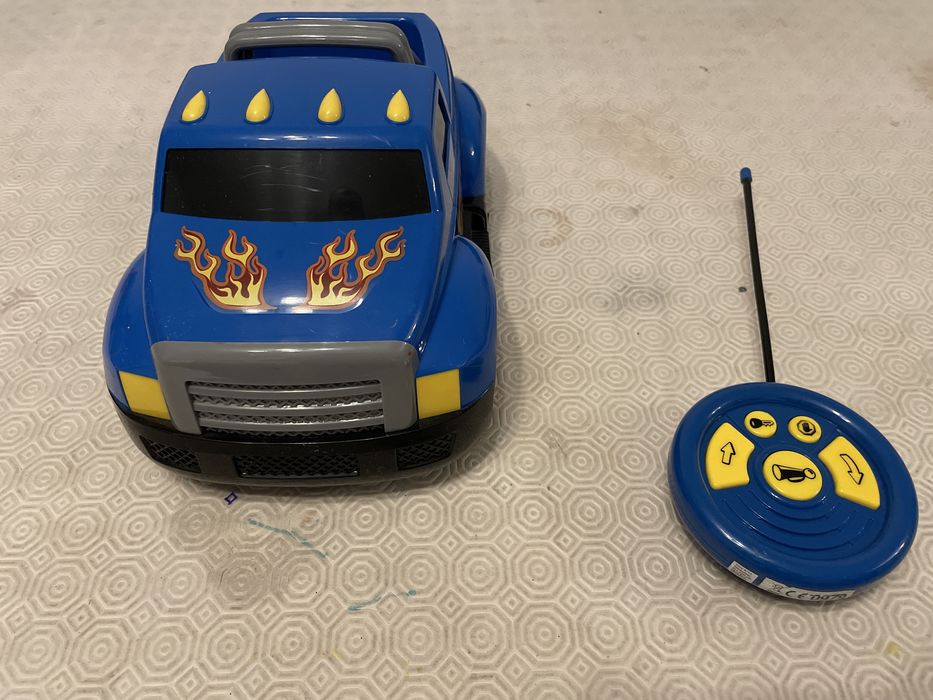 Carro telecomandado da Toys R Us