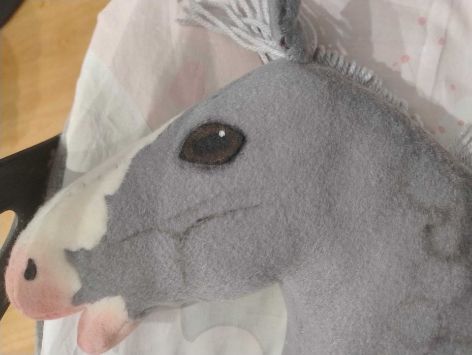 Hobby horse siwo jabłkowity