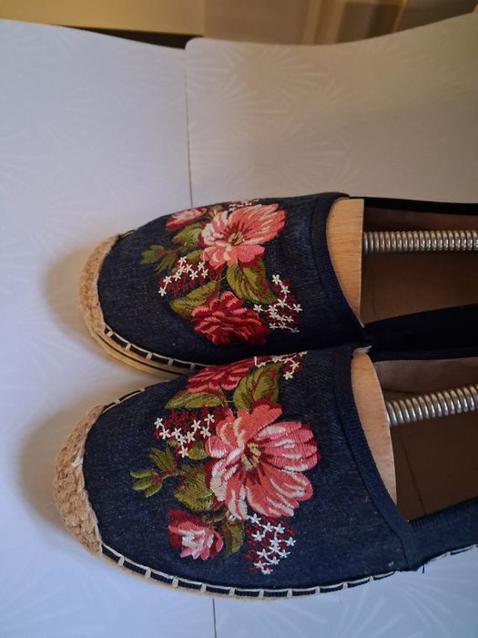 Jeansowe z haftem espadryle