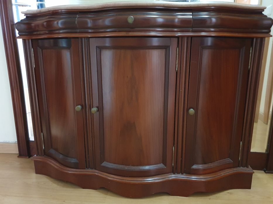 Sapateira com espelho incorporado