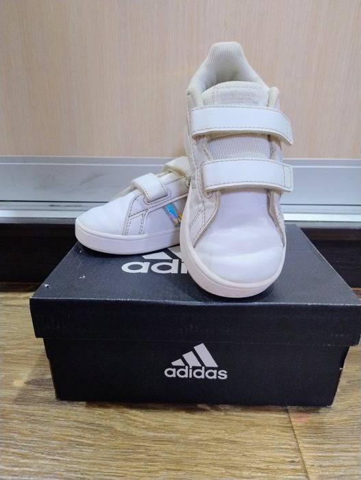 Кросівки Adidas для дівчаток оригінальні (розмір 26)