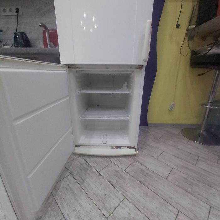 Продам НЕДОРОГО работающий  2-х камерный холодильник