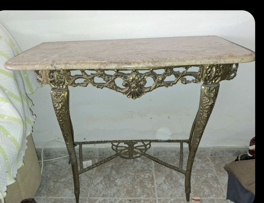 Consola em ferro