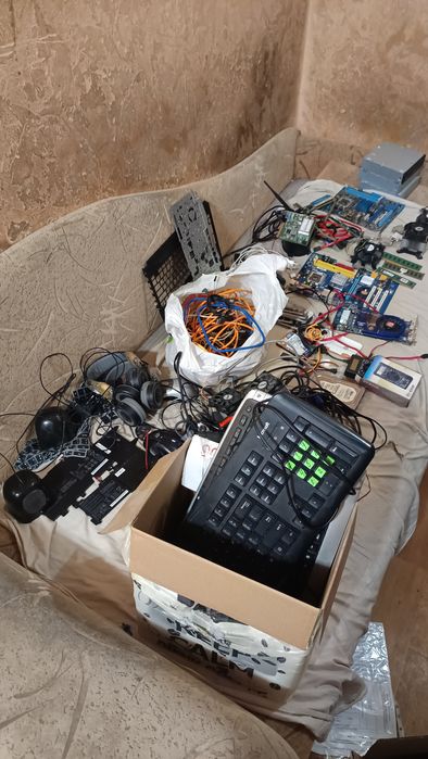 Багато комп'ютерних деталей та периферії