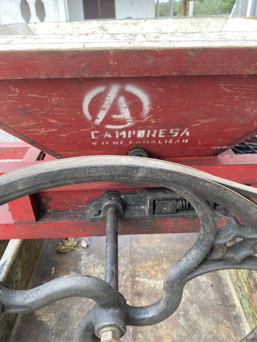 Esmagador de Uvas Antigo com Motor Elétrico – Funcional
