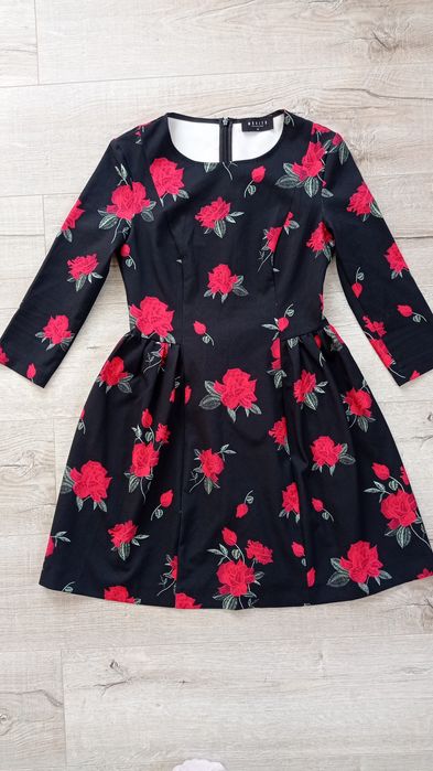 Elegancka sukienka w róże Mohito S