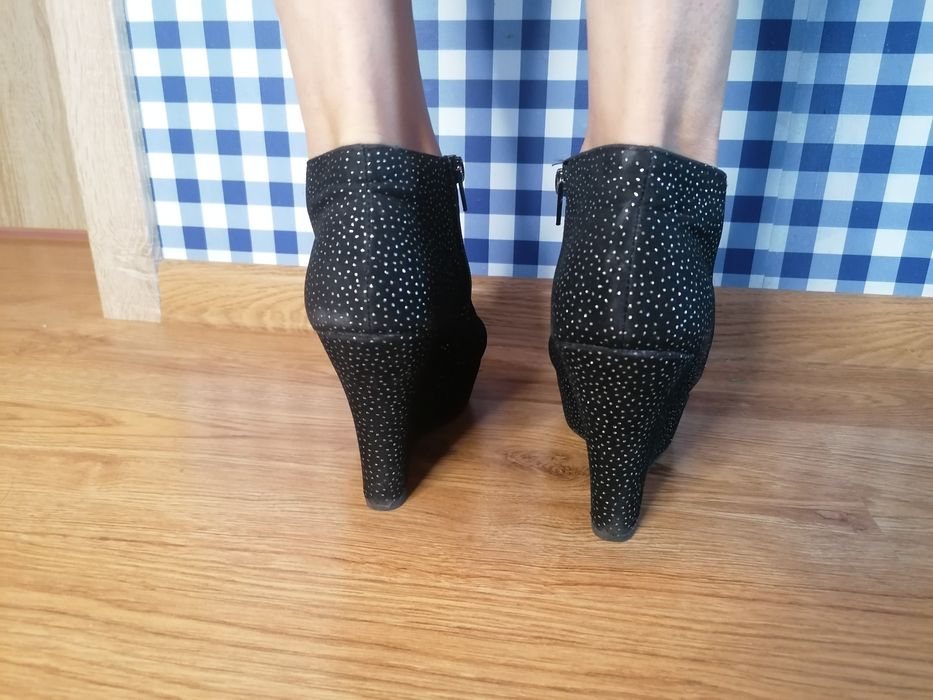 Błyszczące botki na koturnie 39