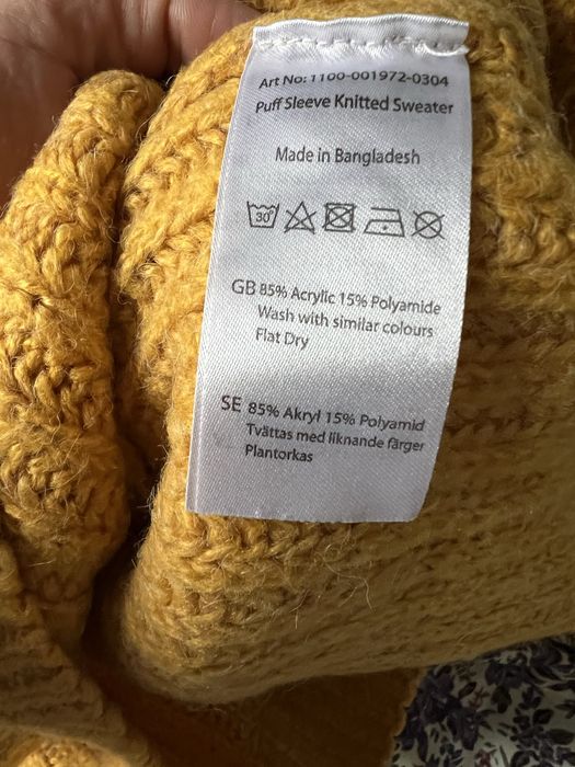 Sweterek NA-KD piekny i cieply