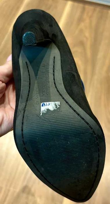 Sapatos Zara Trafaluc Pretos com Detalhe Azul - Elegância e Conforto!