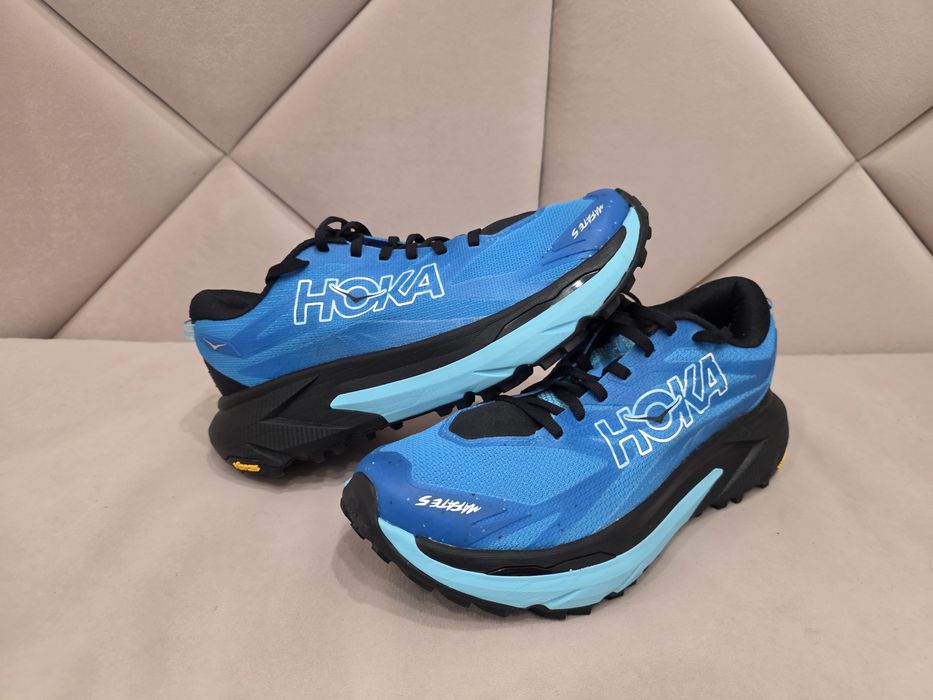Кросівки Hoka, Asics, Brooks, Swiss engineering on, Lowa, Mizuno.