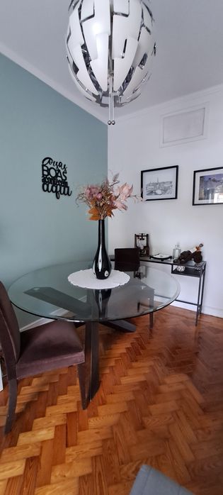 Mesa de jantar com 6 cadeiras — 350€