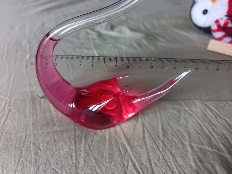 Estatueta de vidro com líquido colorido