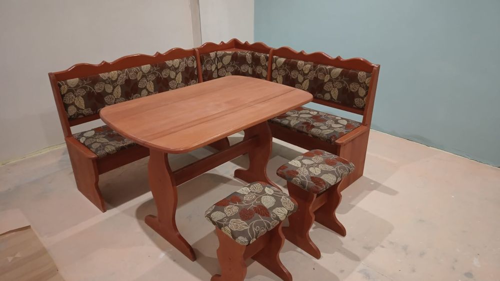 Narożnik kuchenny ze stołem i taboretami, dobry stan
