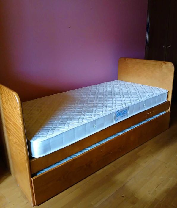 Vendo cama com colchões incluídos e guarda-roupa