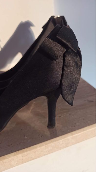 Czarne szpilki z kokardką