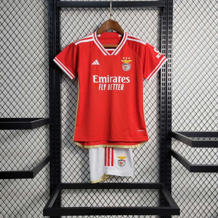 Roupa esportiva de varios clubes