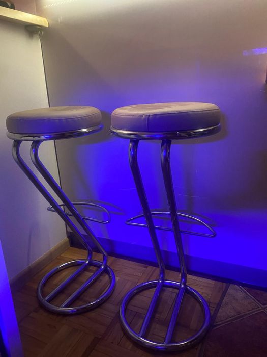 Dwa hokery, krzesła barowe