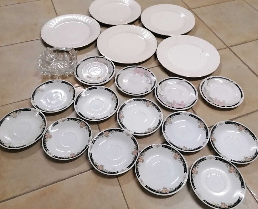 Pratos rasos e de sobremesa, cinzeiro de vidro, tudo por 5€