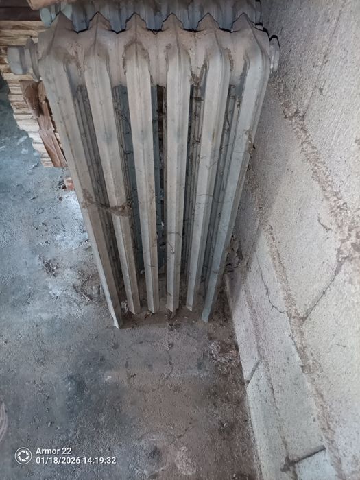 4 radiadores antigos em ferro fundido .preço por unidade