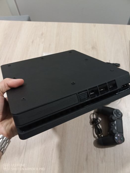 PS4 Slim na caixa excelente estado, como nova