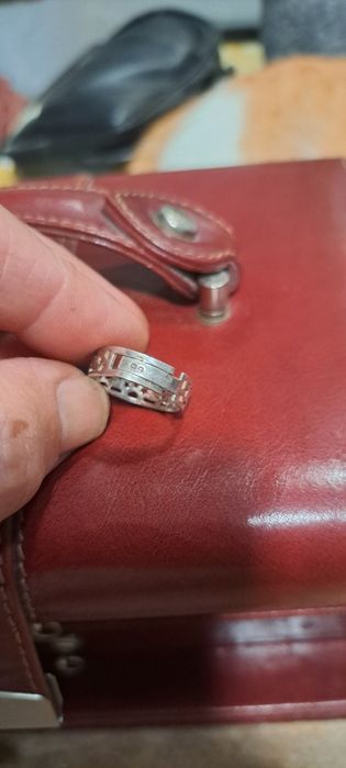 Aneis ajustáveis em prata contrastada.