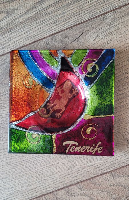 Piękna ze szkła artystycznego popielniczka przywieziona z Teneryfy.