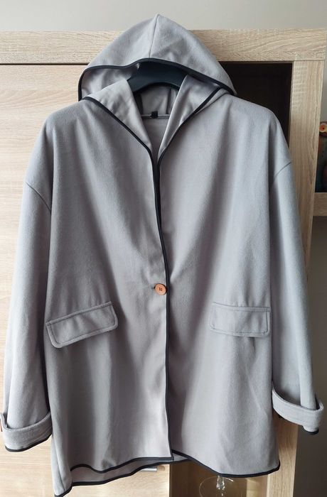 Kurtka /wdzianko damskie z kapturem.