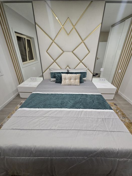 Coberta de cama com almofadas decorativas