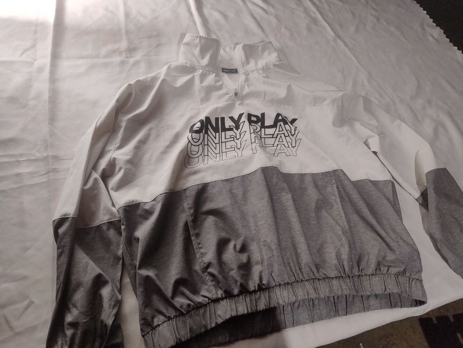 Biała bluza z szarym dołem