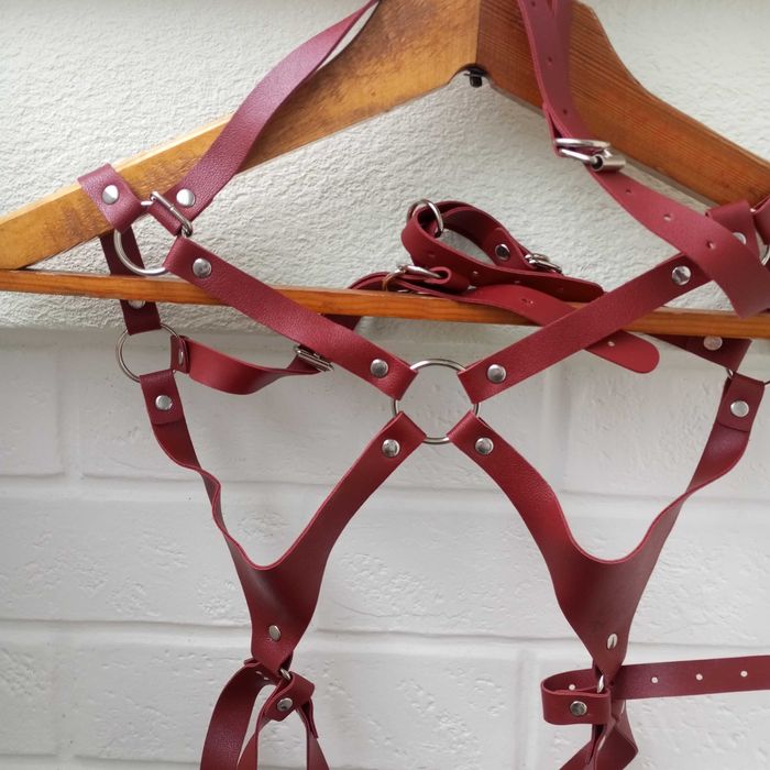 Женская эротическая портупея б/у . (кожа/кожзам).