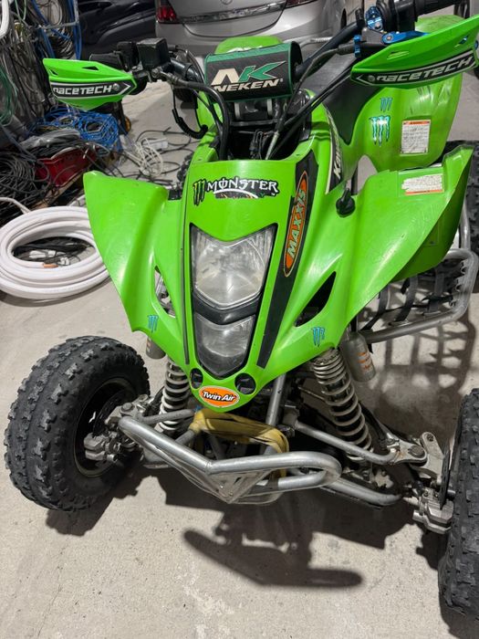 Moto 4 KFX 400 com muitos extras