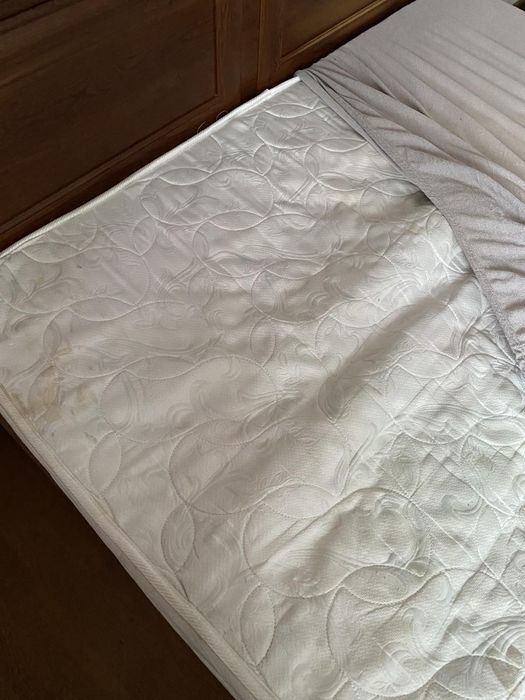 Ліжко та комоди два штуки