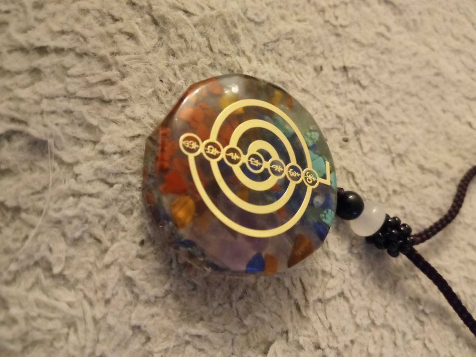 Naszyjnik Amulet wisiorek symbol Reiki Siedem Czakr z żywicy
