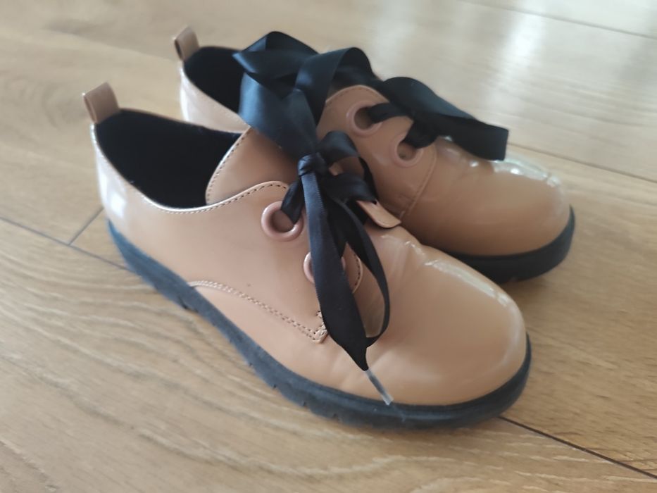 Lakierowane loafersy, buty Reserved