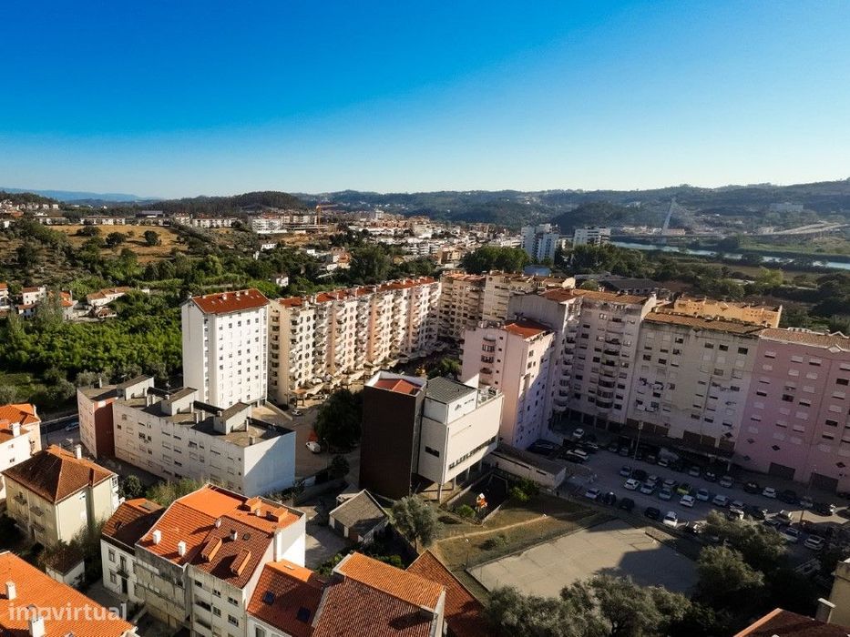 Apartamento T4 com Garagem em Coimbra