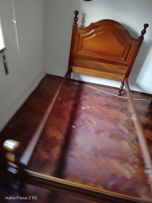 Cama de solteiro com colxao