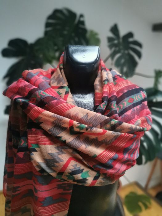 Piękny szal, komin, chusta, apaszka, jesienne barwy
Wymiary:
Długość