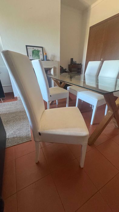mesa de jantar e cadeiras