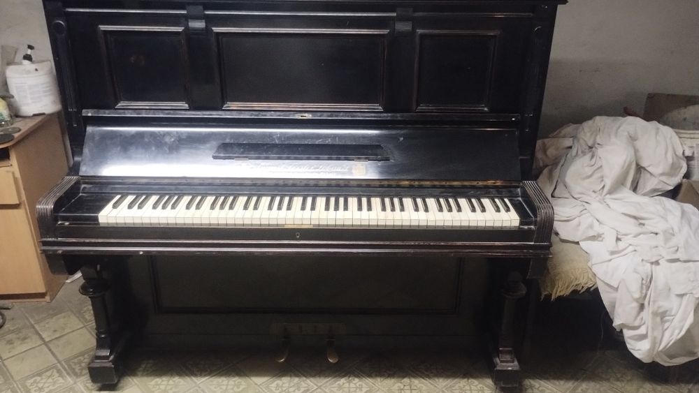 Pianino Augusi Torsier, Lobauts.

Königl. Hofpianoforte-Fabrik