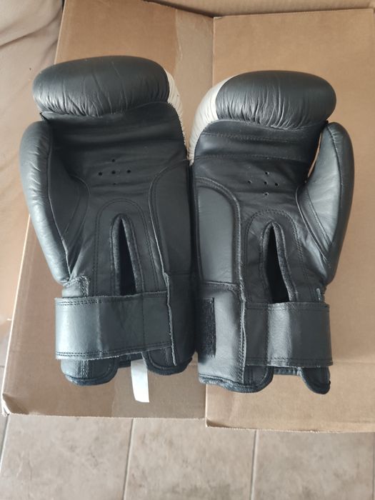 Saco e luvas de boxe como novos