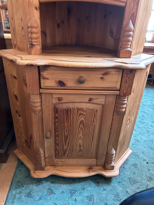 Drewniana narożna witryna