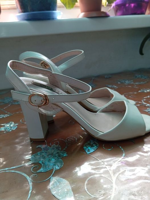 Шкіряні босоніжки