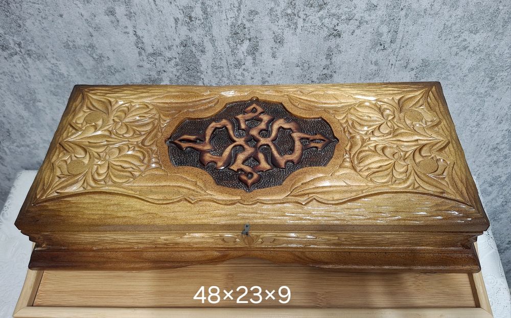 Велика дерев'яна скриня